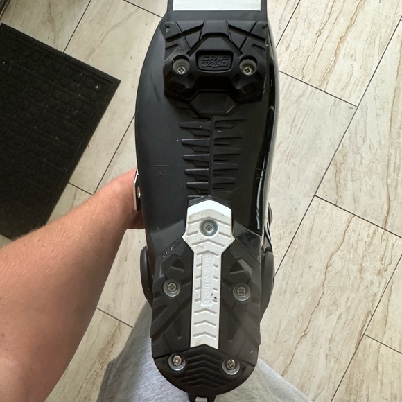 Top NOTCH Womans ski set up!! practically new bought jan2024!! Max 28hrs of use - Picture 5 of 16